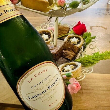champagne and cakes
